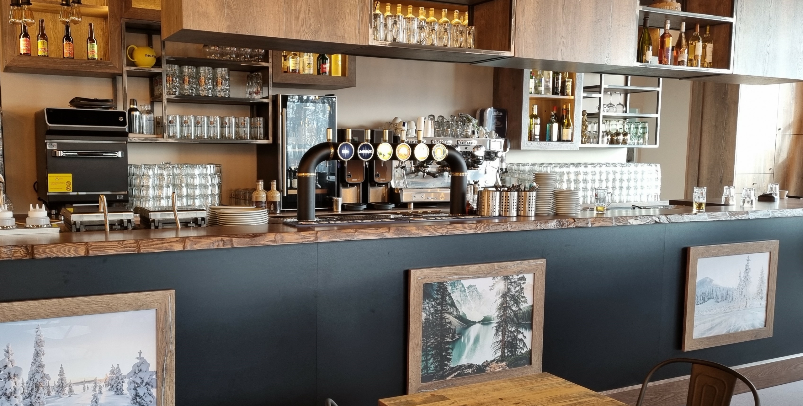 Comptoir de bar sur mesure en station de montagne