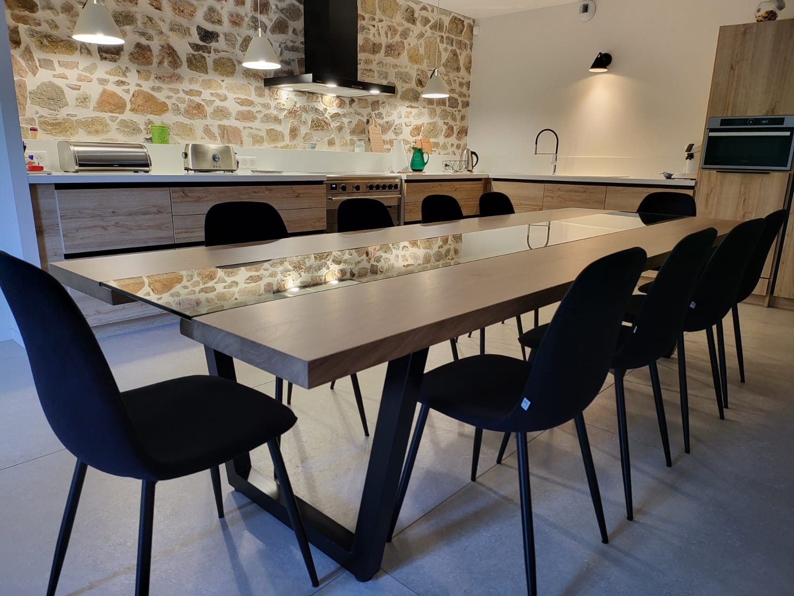 Table en Chêne Massif sur Mesure avec Verre Trempé et Piètement en Acier